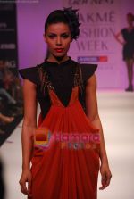 Model walks the ramp for Juilee Bendhkhale Show at Lakme Winter fashion week day 1 on 17th Sept 2010 (22).JPG